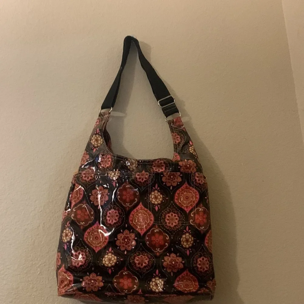 Braciano bohemian purse in vinyl with adjustable guitar shoulder strap.